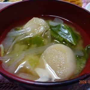 キャベツと玉ねぎと麩の味噌汁